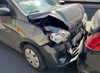 Bei dem Zusammenstoß wurden beide Autos erheblich beschädigt. Foto: Polizei