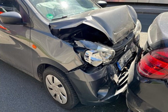 Bei dem Zusammenstoß wurden beide Autos erheblich beschädigt. Foto: Polizei