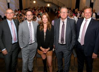Fürs Foto nahmen die Volksbanker Denise Schindler in die Mitte. Von links: Andreas Otto, Christian Fried, Denise Schindler, Aufsichtsratsvorsitzender Thomas Schäfer und Henning Wichart. Foto: Volksbank/Bettina Osswald