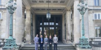 Vor dem beeindruckenden Hauptportal der Villa Hügel (v. l.): Stadtarchivar Marinko Betker, Amtsleiter Waldemar Theophil Suchan, Archivar Dr. Jonas Springer (Archiv Krupp), Volontärin Jacqueline Muhlack und Abteilungsleiter Marco Baumann. Foto: Kreisstadt Mettmann
