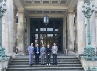 Vor dem beeindruckenden Hauptportal der Villa Hügel (v. l.): Stadtarchivar Marinko Betker, Amtsleiter Waldemar Theophil Suchan, Archivar Dr. Jonas Springer (Archiv Krupp), Volontärin Jacqueline Muhlack und Abteilungsleiter Marco Baumann. Foto: Kreisstadt Mettmann