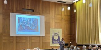 Stadtarchivar Marinko Betker hält einen Vortrag zur Stadtgeschichte. Archivfoto: Kreisstadt Mettmann)