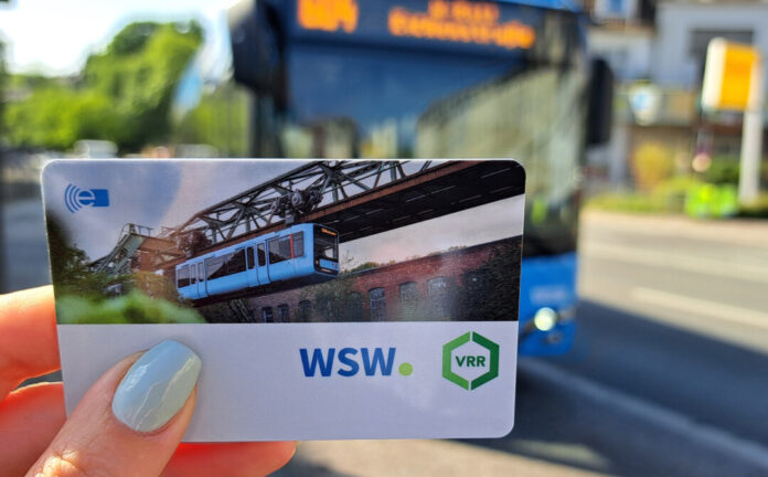 Die Schwebebahn ist als Motiv auf den Chipkarten aufgedruckt. Foto: Foto: WSW