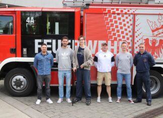 Mit einer Gehhilfe kann der junge Mann nach intensiver Reha wieder laufen.  