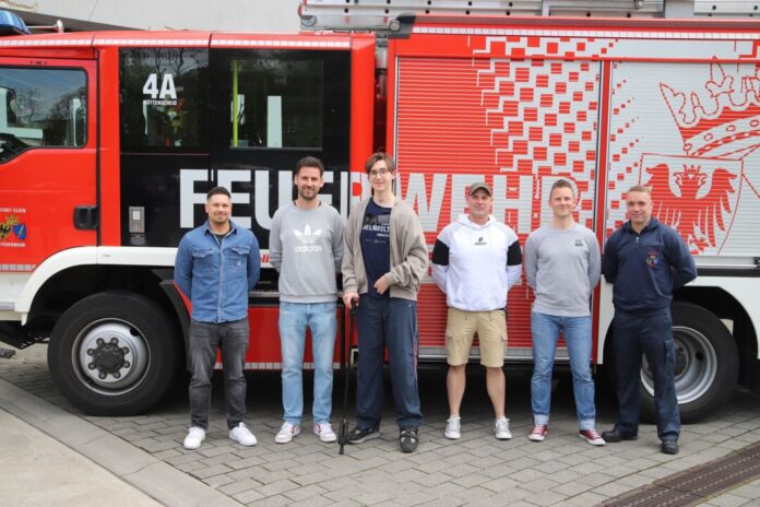 Mit einer Gehhilfe kann der junge Mann nach intensiver Reha wieder laufen.  