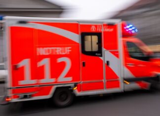 Rettungskräfte brachten den 18-Jährigen am vergangenen Wochenende mit lebensgefährlichen Verletzungen ins Krankenhaus. (Symbolbild)