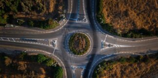 Ein Kreisverkehr ist zu sehen. Foto: pixabay/Symbolbild