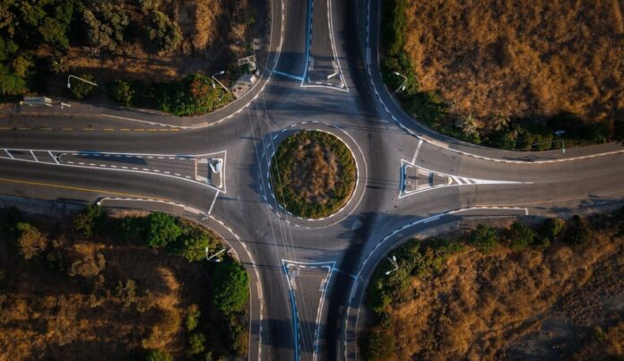 Ein Kreisverkehr ist zu sehen. Foto: pixabay/Symbolbild