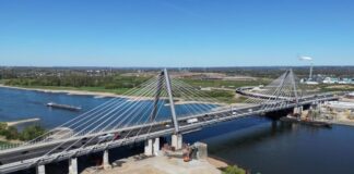 Die erste neue Rheinbrücke bei Leverkusen kann bereits befahren werden. Die Bauarbeiten gehen für die zweite neue Brücke weiter, die direkt daneben entsteht. (Archivbild)