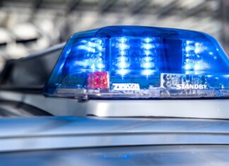 Wegen eines schweren Unfalls in Ratingen war die Polizei im Einsatz. (Symbolbild)