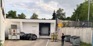 Spektakulärer Unfall: Ein Auto ist metertief abgestürzt, der Fahrer wurde schwer verletzt