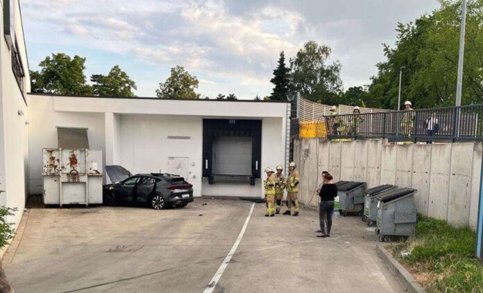 Auto stürzt metertief in Innenhof Spektakulärer Unfall: Ein Auto ist metertief abgestürzt, der Fahrer wurde schwer verletzt