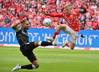 Der FSV Mainz 05 um Jonathan Burkardt (r) zeigte gegen Bayer Leverkusen um Jonathan Tah (l) eine bärenstarke erste Hälfte.