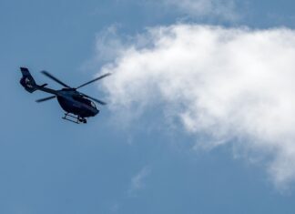 Die Frau wurde mit einem Hubschrauber ins Krankenhaus gebracht. (Symbolbild)