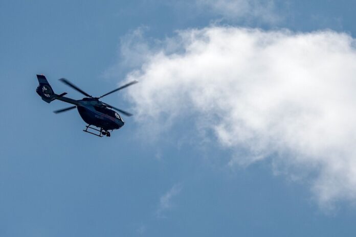 Die Frau wurde mit einem Hubschrauber ins Krankenhaus gebracht. (Symbolbild)