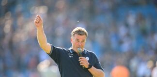 Sprach nach dem Spiel zu den Fans: Bochums Trainer Dieter Hecking.