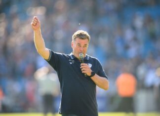 Sprach nach dem Spiel zu den Fans: Bochums Trainer Dieter Hecking.