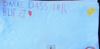 Kinder haben sich fürs Blitzen vor ihrer Kita bedankt. 