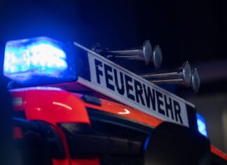  Rund 35 Kräfte von Feuerwehr und Rettungsdienst waren im Einsatz. (Symbolbild)