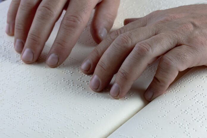 Jemand liest einen Text in Blindenschrift. Foto: pixabay