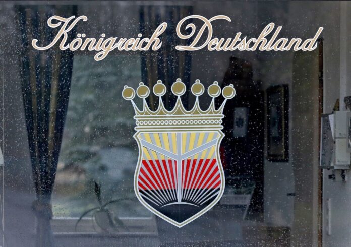 Wappen "Königreich Deutschland" Der Verein "Königreich Deutschland" gilt als mitgliederstärkste Reichsbürger-Gruppe.