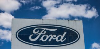 Ein Ford-Logo bei gutem Wetter - die wirtschaftlichen Perspektiven sind aber düster für das Autogeschäft in Deutschland. 