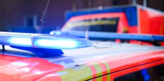 Auto und Kleinbus stießen an einer Kreuzung zusammen - der Rettungsdienst kümmerte sich um die Verletzten. (Symbolbild)