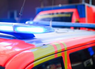 Auto und Kleinbus stießen an einer Kreuzung zusammen - der Rettungsdienst kümmerte sich um die Verletzten. (Symbolbild)