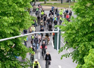 Mit einer Sternfahrt wollen mehrere tausend Menschen bessere Bedingungen für Radfahrer in Nordrhein-Westfalen fordern - so wie hier im vergangenen Jahr. (Archivbild)