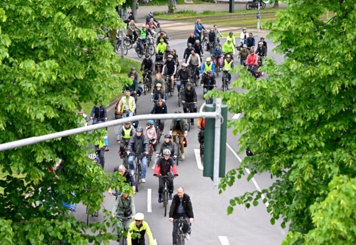 Mit einer Sternfahrt wollen mehrere tausend Menschen bessere Bedingungen für Radfahrer in Nordrhein-Westfalen fordern - so wie hier im vergangenen Jahr. (Archivbild)