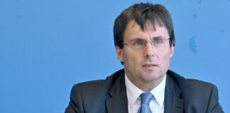 NRW-Finanzminister Optendrenk ist nicht begeistert von der geplanten Erhöhung der Pendlerpauschale. (Archivbild)