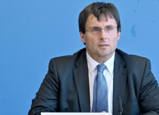 NRW-Finanzminister Optendrenk ist nicht begeistert von der geplanten Erhöhung der Pendlerpauschale. (Archivbild)