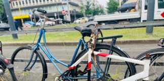Ein stark beschädigtes Fahrrad steht am Düsseldorfer Hauptbahnhof. Die Stadt hat im Rahmen einer Stadtsauberkeitsoffensive in diesem Jahr bis Mitte Mai bereits über 1.500 Schrotträder entfernt. 