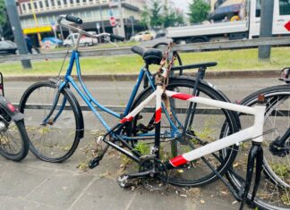 Ein stark beschädigtes Fahrrad steht am Düsseldorfer Hauptbahnhof. Die Stadt hat im Rahmen einer Stadtsauberkeitsoffensive in diesem Jahr bis Mitte Mai bereits über 1.500 Schrotträder entfernt. 