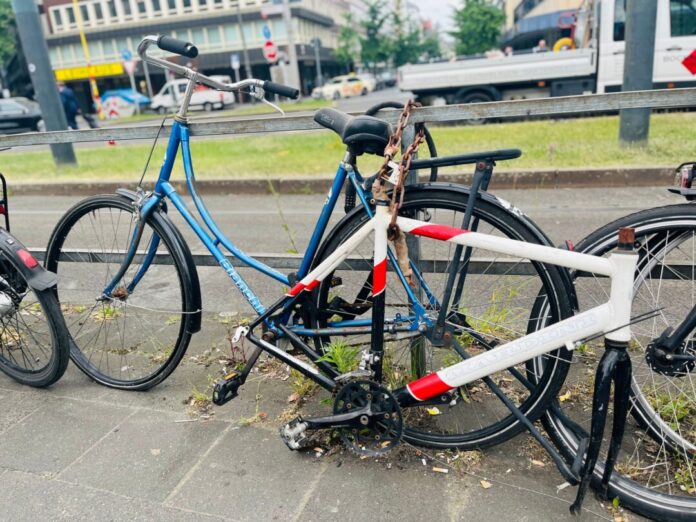Ein stark beschädigtes Fahrrad steht am Düsseldorfer Hauptbahnhof. Die Stadt hat im Rahmen einer Stadtsauberkeitsoffensive in diesem Jahr bis Mitte Mai bereits über 1.500 Schrotträder entfernt. 