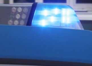 In Bochum ist ein Mann mit einem Schuss aus einer Polizeiwaffe gestoppt worden. (Symbolbild) 