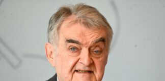 NRW-Innenminister Reul lehnt Schnellschüsse im Umgang mit AfD-Mitgliedern im Staatsdienst ab (Archivbild)