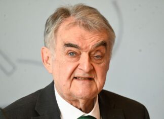 NRW-Innenminister Reul lehnt Schnellschüsse im Umgang mit AfD-Mitgliedern im Staatsdienst ab (Archivbild)
