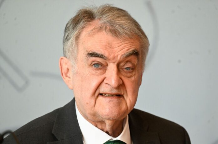 Herbert Reul (CDU), Innenminister von Nordrhein-Westfalen NRW-Innenminister Reul lehnt Schnellschüsse im Umgang mit AfD-Mitgliedern im Staatsdienst ab (Archivbild)