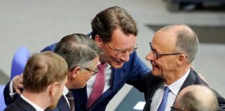 Friedrich Merz nimmt nach der Wahl zum Bundeskanzler Glückwünsche entgegen.