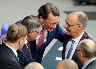Friedrich Merz nimmt nach der Wahl zum Bundeskanzler Glückwünsche entgegen.