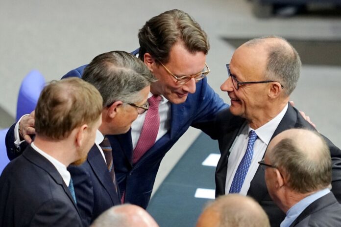 Friedrich Merz nimmt nach der Wahl zum Bundeskanzler Glückwünsche entgegen.