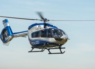 Die Polizei sucht den Täter mit einem Hubschrauber. (Symbolbild) 