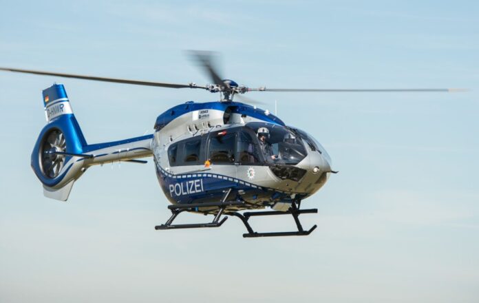 Die Polizei sucht den Täter mit einem Hubschrauber. (Symbolbild) 