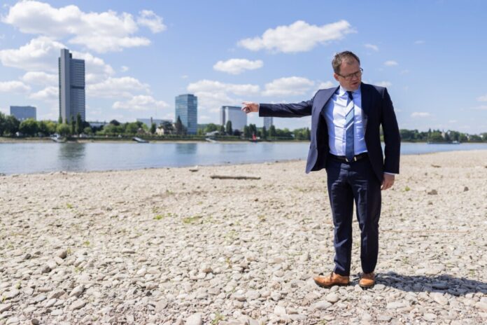 Trockenheit und Niedrigwasser im Rhein - Bonn Die Auswirkungen des Klimawandels machten sich am Wasserstand bemerkbar, sagte Schneider.