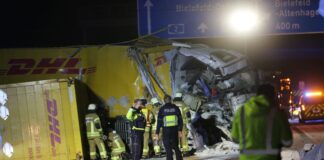 Die Unfall-Fahrzeuge wurden schwer beschädigt.
