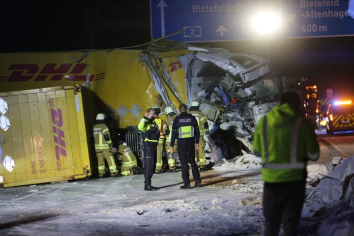 Die Unfall-Fahrzeuge wurden schwer beschädigt.
