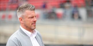 Lukas Kwasniok hat sich vor dem Spiel in Karlsruhe zu seiner Kleidung geäußert.