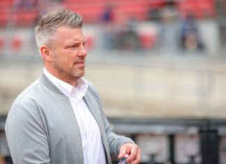 Lukas Kwasniok hat sich vor dem Spiel in Karlsruhe zu seiner Kleidung geäußert.