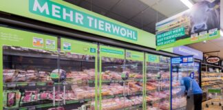 Der Lebensmitteldiscounter Aldi Süd ordnet seine Kühltheken für Frischfleisch neu. 